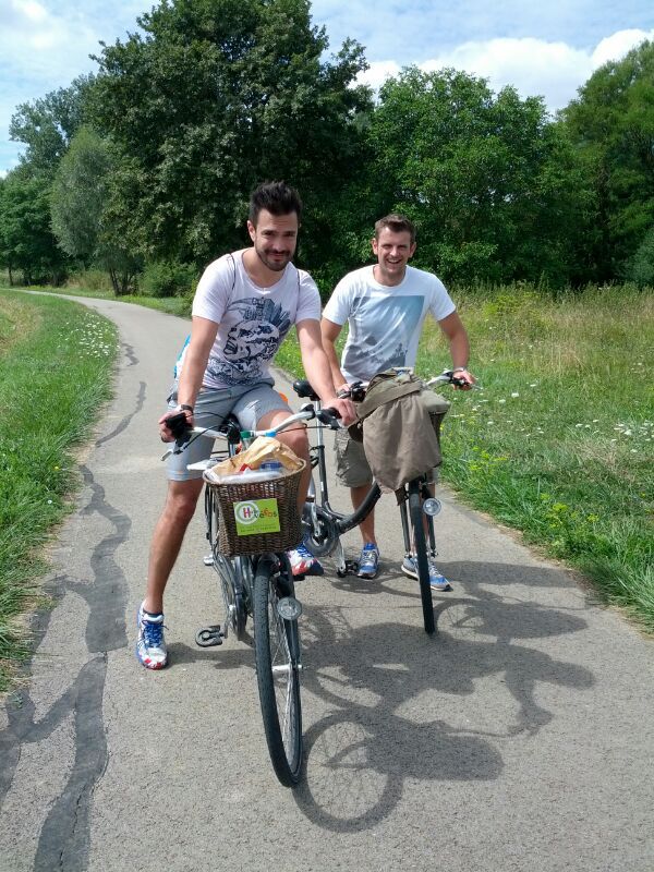 MikeW and The FeelGoodGuy (David) cycling the French countryside! (source – Pulped Travel)