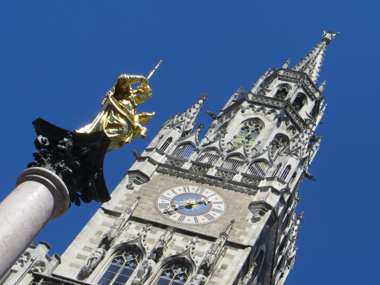 Mari statue with the Rathaus in the background © towelintherain