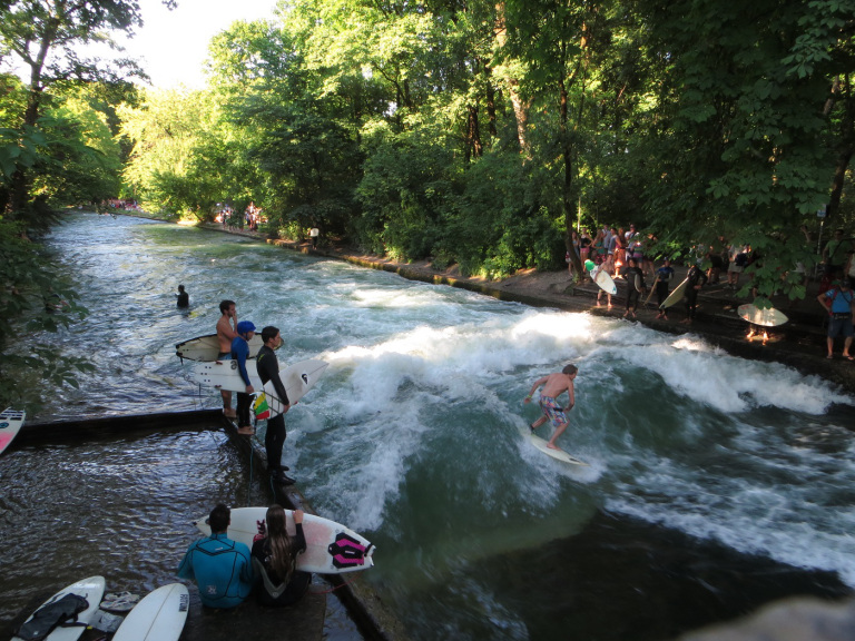 Surfing in Englischer Garten © towelintherain 