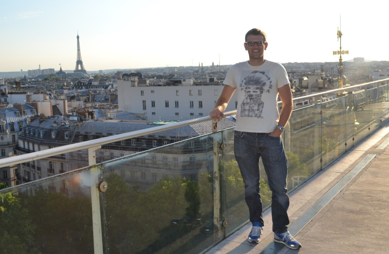 MikeW (AKA Pulped Travel) atop the Printemps department store on Boulevard Haussmann. (source – Pulped Travel) 