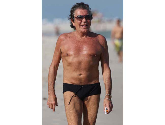 Italian fashion designer Roberto Cavalli rocks his Speedos! (source – lipstickalley.com)  